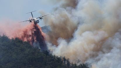 Un avion de lutte contre les incendies largue de l’eau, suite à un incendie de forêt à Ille-sur-Tet près de Perpignan, France, le 6 juillet 2026.
