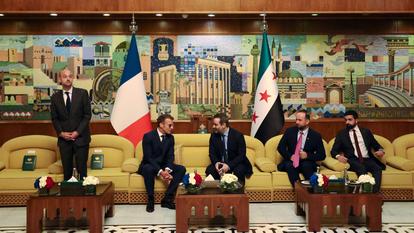 Emmanuel Macron en discussion avec le ministre syrien des Affaires étrangères Asaad al-Shaibani, à Damas (Syrie), le 6 juillet 2026.