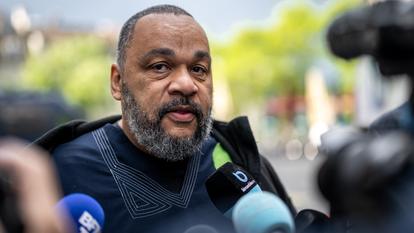 Quand il ne parvient pas à casser les arrêtés administratifs, Dieudonné se produit de manière clandestine.