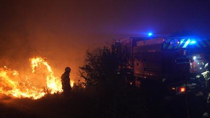 Près de La Fare-les-Oliviers (Bouches-du-Rhône), les pompiers ont lutté contre les flammes, le 2 juillet.