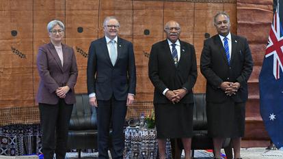La ministre australienne des Affaires étrangères, Penny Wong, le Premier ministre Anthony Albanese, le Premier ministre fidjien Sitiveni Rabuka et le ministre fidjien des Affaires étrangères Sakiasi Raisevu Ditoka à Suva, aux Fidji, le 6 juillet 2026.