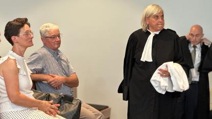 Anne et Philippe Vedovini, les grands-parents maternels du petit Emile, accompagnés de leurs avocats Me Isabelle Colombani et Me Julien Pineli, le 7 juillet au tribunal correctionnel de Digne-les-Bains.