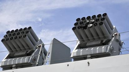 ici, vue d’ensemble de l’armement d’un navire de guerre chinois, lors d’une visite à Lagos, le 4 juillet 2023.