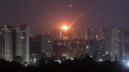 Une explosion dans la ville pendant une frappe de missiles et de drones russes, à Kiev, le 6 juillet 2026.