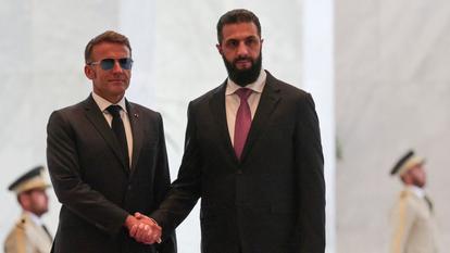 Le président français Emmanuel Macron serre la main du président syrien Ahmed al-Charaa au Palais du peuple à Damas, en Syrie, le 7 juillet 2026.