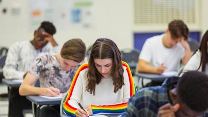 Ce n’est pas le fait d’être bachelier qui fait la différence mais bien plutôt la nature précise du baccalauréat obtenu et des enseignements de spécialité suivis.