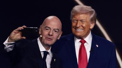 Donald Trump et le président de la Fifa Gianni Infantino le 5 décembre 2025 lors de la remise du prix de la paix de la Fifa à Washington.