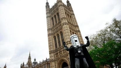 «Count Binface», incarné par le comédien Jon Harvey, est bien connu des Britanniques avec sa tête de poubelle, sa longue cape, son costume métallique et son programme farfelu.