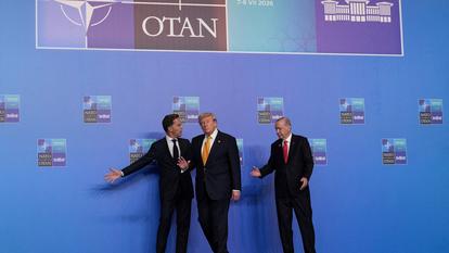 Le président américain Donald Trump est accueilli par le président turc Recep Tayyip Erdogan et le secrétaire général de l’Otan Mark Rutte alors qu’il arrive au sommet de l’Otan à Ankara, en Turquie, ce 8 juillet.