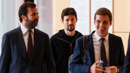 Pavel Durov (au centre), PDG et cofondateur de l’application de messagerie Telegram, arrive au tribunal de Paris pour une audience le 8 juillet 2026.