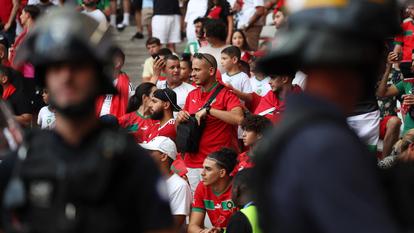 Face au risque d’incidents, plus de 20 000 policiers et gendarmes seront déployés sur le territoire (ici, des supporteurs marocains à Nice, en 2024).