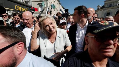 Marine Le Pen et Jordan Bardella lors d’un déplacement à La Flèche (Sarthe), le 8 juillet 2026.