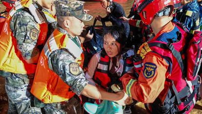 Des sauveteurs évacuent des résidents coincés par les eaux d’inondation après de fortes pluies causées par le typhon Maysak, à Hengzhou, région autonome Zhuang du Guangxi, Chine, le 6 juillet 2026.