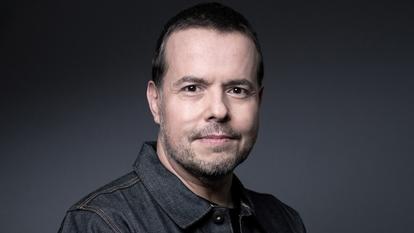 Nicolas Demorand tient la première matinale du pays depuis presque une décennie sur France Inter.