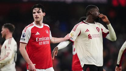 Le Gunner Declan Rice et le Red Ibrahima Konate lors d’un choc de Premier League