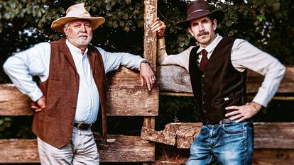 Au cœur du Gers, Achdé (Hervé Darmenton) et Jul (Julien Berjeaut) prennent la pose de cow-boys du Far West.
