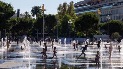 Enfants qui jouent sur le miroir d'eau, Promenade du Paillon, Nice.