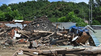 des débris provenant d’un glissement de terrain déclenché par de fortes pluies ainsi que des maisons endommagées dans le village de Yaoziwa, dans le district de Miyun (Pékin), le 5 août 2025.