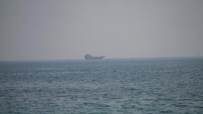 Un navire au détroit d’Ormuz, vu depuis Musandam, Oman, le 8 juillet 2026.