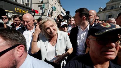Marine Le Pen et Jordan Bardella visitent un marché à La Flèche, dans le département de la Sarthe, un jour après qu’elle a annoncé sa candidature à l’élection présidentielle française de 2027 suite à l’arrêt de la cour d’appel.