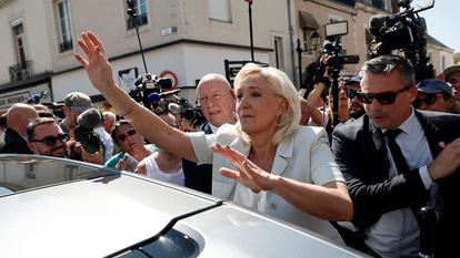 Marine Le Pen, le 8 juillet à La Flèche (Sarthe), lors de son premier déplacement de campagne.