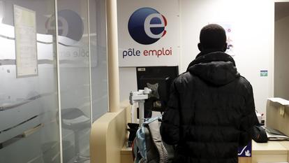 Un demandeur d’emploi dans l'agence Pôle emploi Laumière, avenue Jean Jaurès, dans le XIX ème arrondissement de Paris.