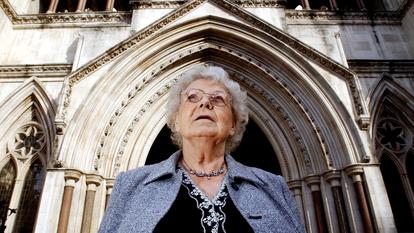 Muriel Jakubait, sœur de Ruth Ellis, la dernière femme à être exécutée au Royaume-Uni, arrive à la Cour d’Appel pour tenter de réduire la condamnation de sa sœur à homicide involontaire pour cause de provocation, le 16 septembre 2003.