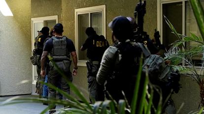 Les agents des forces de l’ordre arrêtent des personnes liées à la mafia indienne, dans le sud de la Californie, le 7 juillet 2026.
