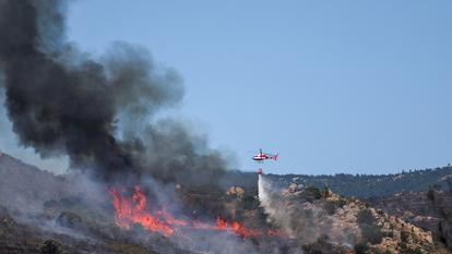 Un hélicoptère de lutte contre les incendies largue de l’eau, suivant un feu de forêt à Ille-sur-Tet près de Perpignan, France, le 6 juillet 2026. (Image d’illustration)