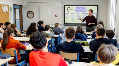 Classe de 4e avec son professeur Mark Wallace au collège Sévigné.