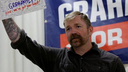 Le démocrate Graham Platner a renoncé à se présenter aux midterms après un gros scandale.