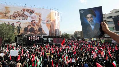 Une photo de Mojtaba Khamenei dans la foule, à Téhéran, en Iran, le 6 juillet 2026.
