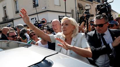 Marine Le Pen lors d’un déplacement à La Flèche (Sarthe), le 8 juillet 2026.