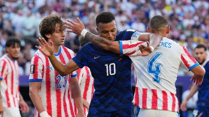 Kylian Mbappé au duel avec Juan José Cáceres et Matias Galarza lors de Paraguay-France, le 4 juillet dernier.