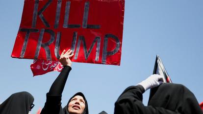 Une femme tient une pancarte « Tuez Trump » à Machhad, en Iran, le 9 juillet 2026.