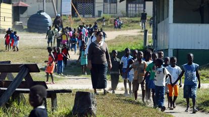 Les enfants de l’école du village de Grand Santi sur le fleuve le Maroni en Guyane.
