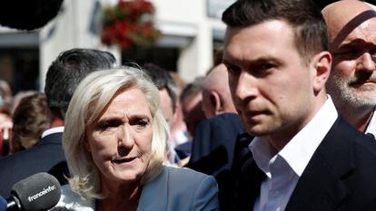 Marine Le Pen et Jordan Bardella en déplacement à La Flèche (Sarthe).
