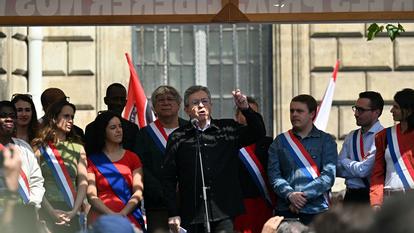 Le candidat de La France insoumise à la présidentielle, Jean-Luc Mélenchon, entouré de ses nombreux lieutenants lors d’un rassemblement sur la place de la République.