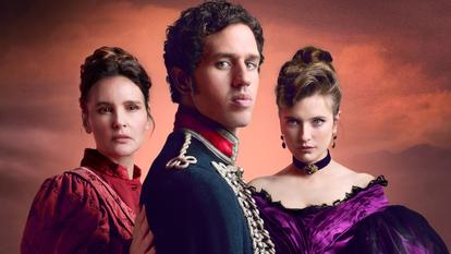 Virginie Ledoyen, Victor Belmondo et Camille Razat dans Le Rouge et le noir.