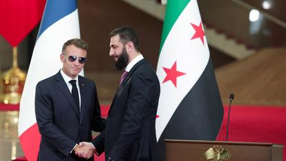 Le président français Emmanuel Macron et le président syrien Ahmed Al-Chareh se saluent le jour de leur rencontre à Damas, en Syrie, le 7 juillet 2026.