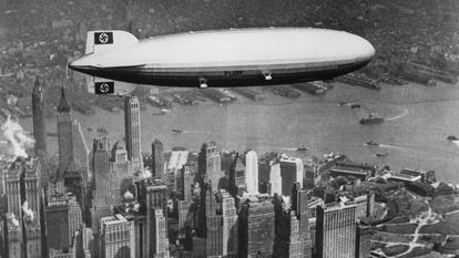 Orné de croix gammées, le dirigeable allemand Hindenburg surplombe New York (États-Unis), en août 1936.