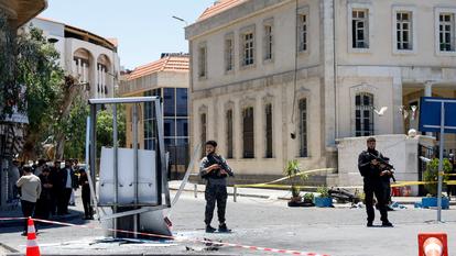 Des agents montent la garde après des explosions près d’un hôtel où le président français Emmanuel Macron séjournait, à Damas, le 7 juillet 2026.
