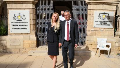 Tufan Erhurman, président de la République turque de Chypre du Nord, et son épouse Nilden Erhurman quittent le bâtiment de la Cour suprême à Nicosie, le 20 octobre 2025.