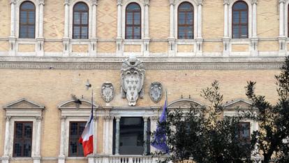 Siège de la diplomatie française en Italie depuis 1874, le palais Farnèse devient celle de la France le 13 décembre 1911.