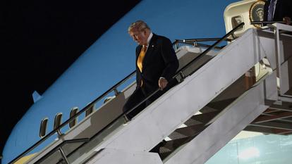 L’itinéraire du voyage de retour de Donald Trump a réservé quelques surprises sous forme d’un changement d’avion totalement inattendu.