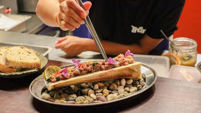 «La Nouvelle cuisine aura fait croire à tous les jeunes chefs télévisés qu’ils avaient du génie et que «revisiter des plats» était la clé du succès»