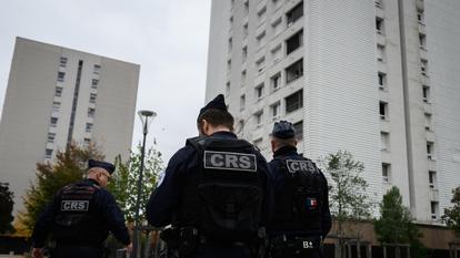 Des CRS patrouillent dans le quartier Mistral, dans le cadre d’une opération antidrogue, à Grenoble, le 15 octobre 2025.