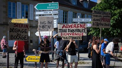 Des manifestants brandissent des pancartes lors d’une manifestation contre le spectacle « Les murmures de la cité » à Moulins, le 11 juillet 2025. .