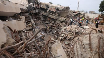 Les secouristes recherchent dans les débris, à la suite des tremblements de terre du 24 juin à Caraballeda, dans l’État de La Guaira, le 9 juillet 2026.