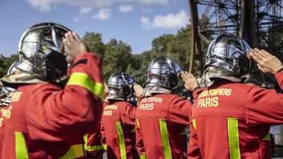 Des sapeurs-pompiers de Paris lors d’une cérémonie commémorant les pompiers ayant hissé le drapeau français sur la tour Eiffel en 1944 après la Libération de Paris de l’occupation nazie, le 25 août 2024.